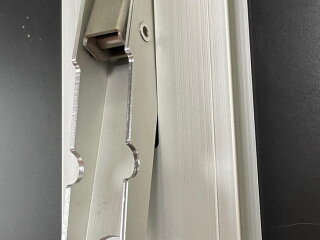 Стойка бортовая алюминиевая вертикальная левая 600мм